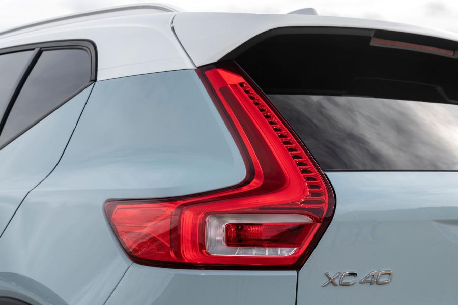 Детали экстерьера Volvo XC40 T3 Momentum 2018 года  (UK) (фото 19 из 40)